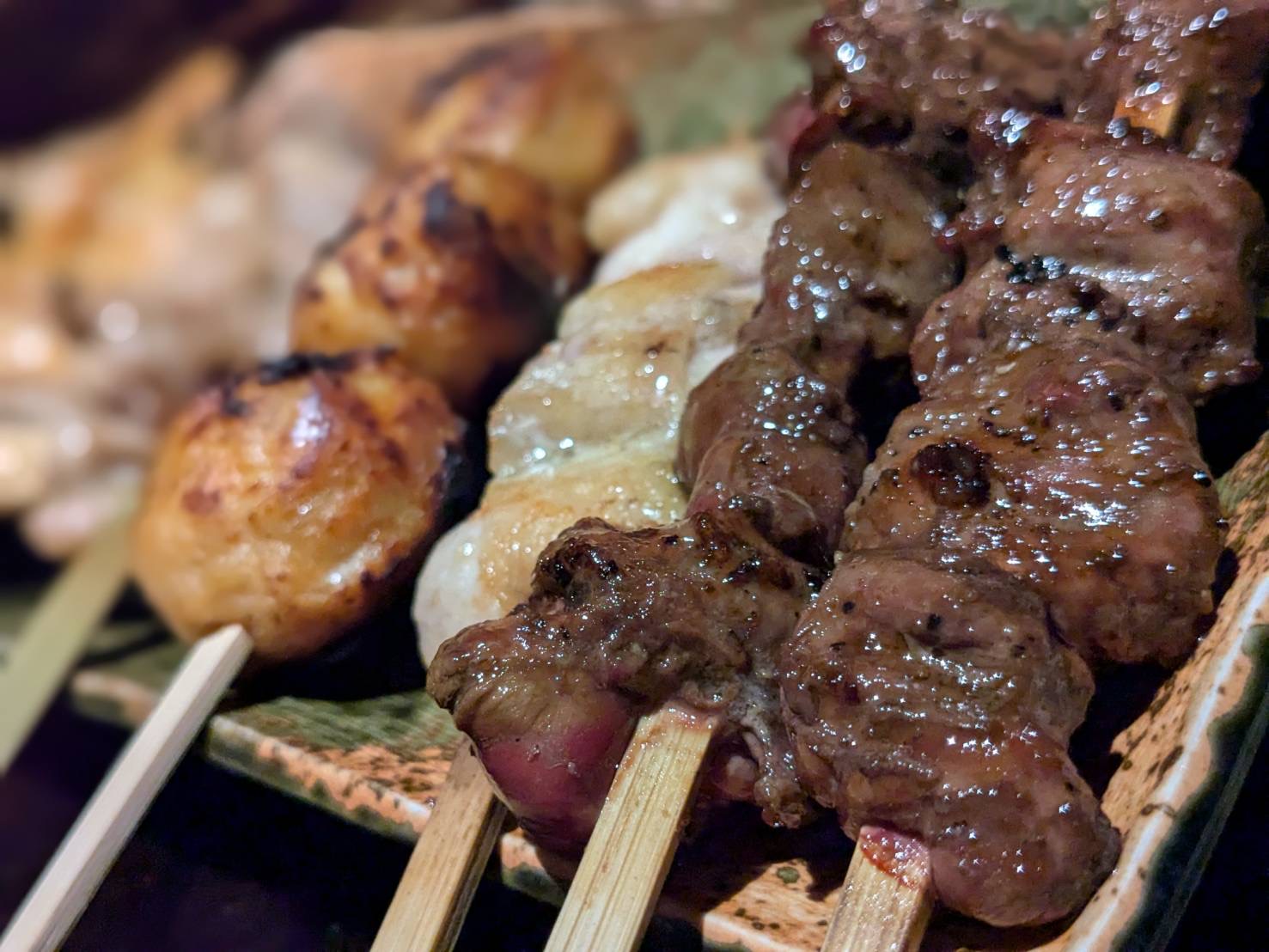 ふっくらジューシーに焼き上げた串焼きの盛り合わせ
